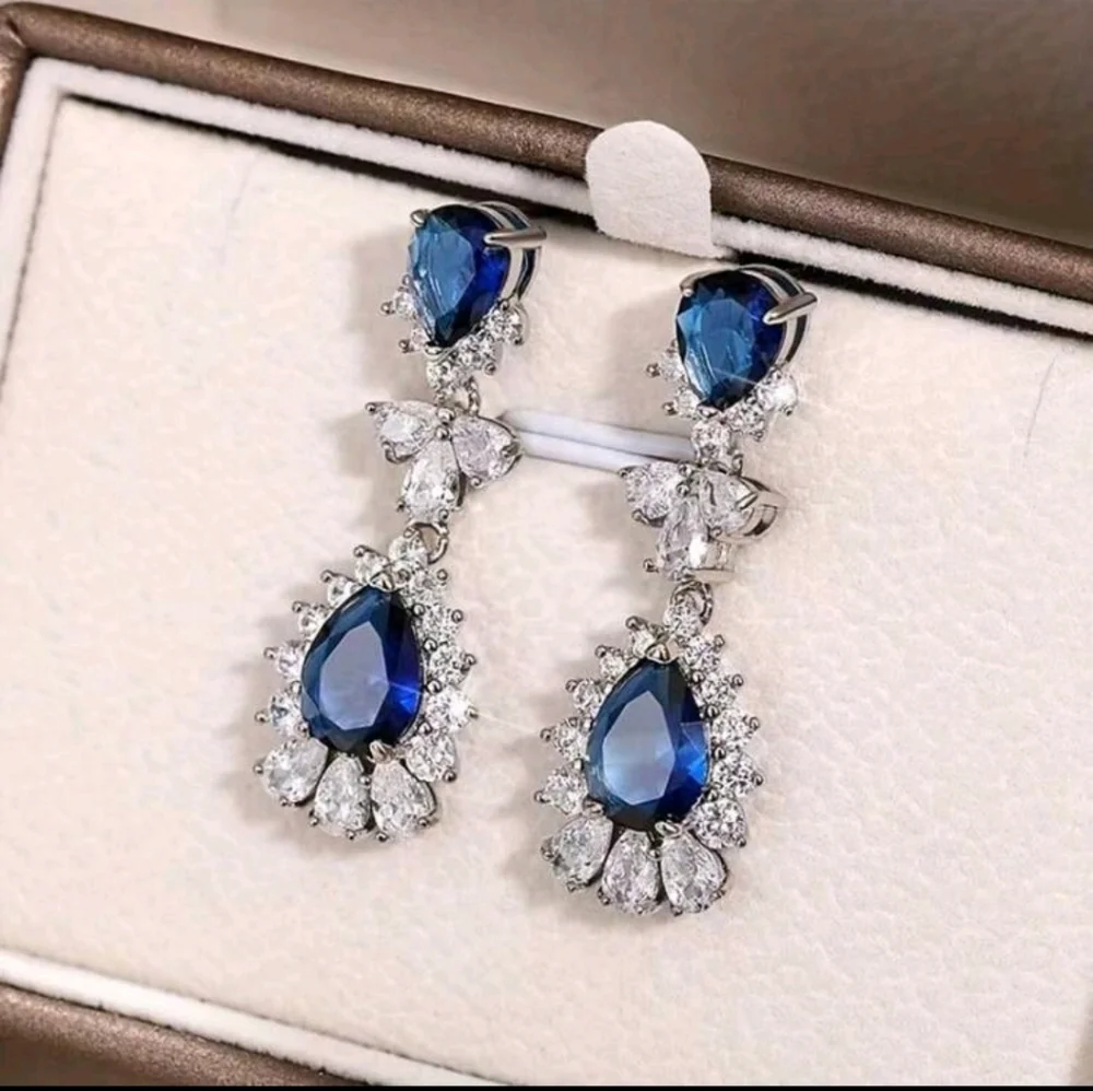 BRAND NEW ** Elegant Blue and Silver Drop Earrings
